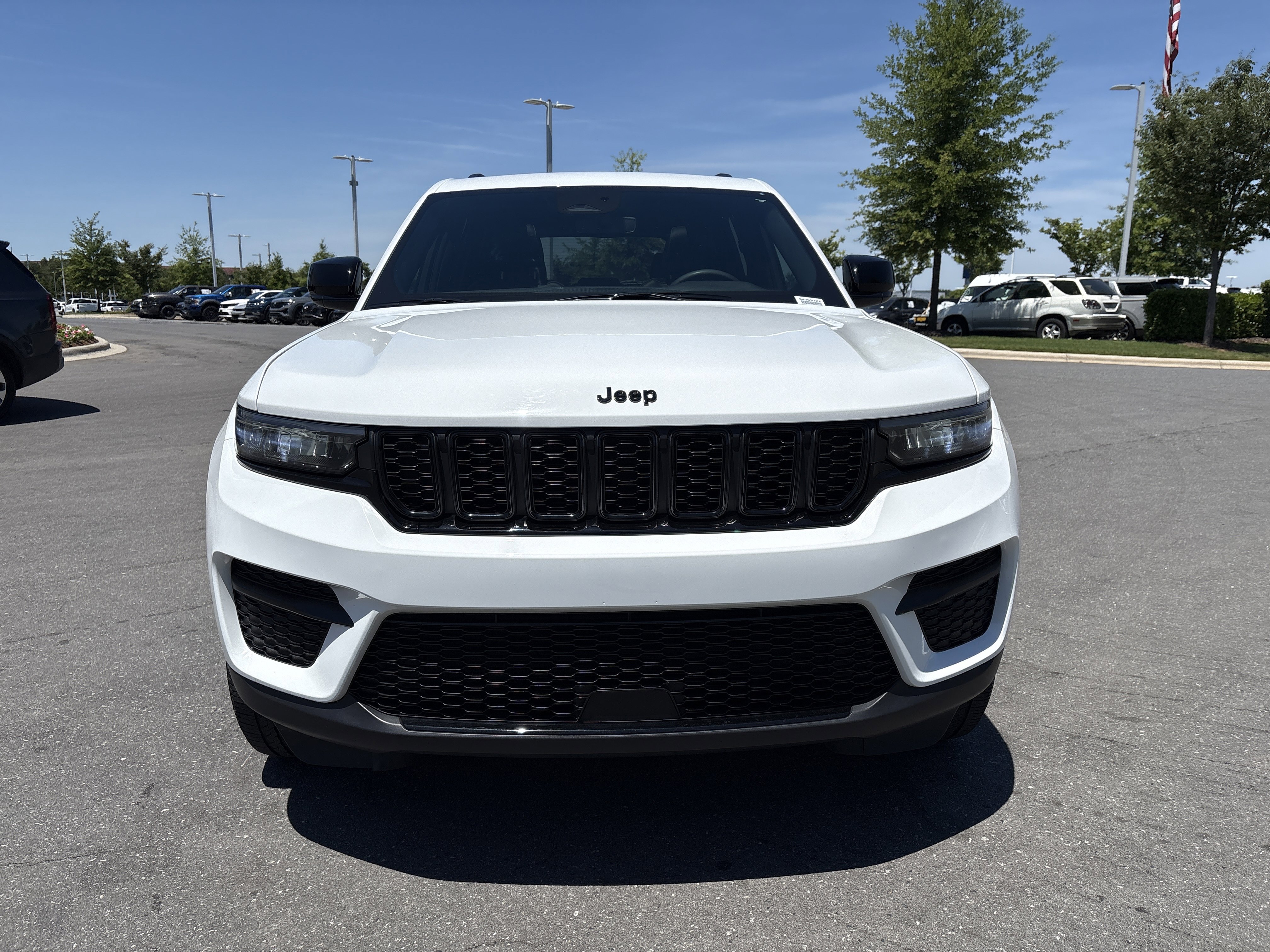 Certified 2024 Jeep Grand Cherokee Altitude AWD/4WD image 3