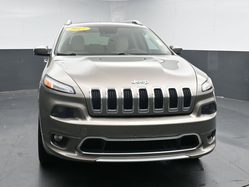 Used 2017 Jeep Cherokee Overland w/ Technology Group AWD/4WD image 3
