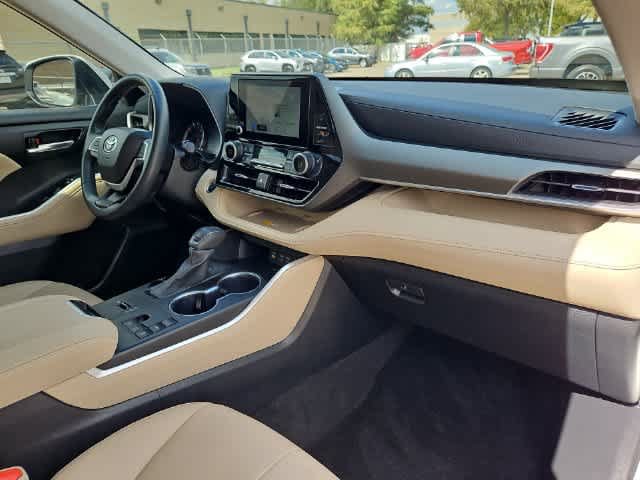 Used 2024 Toyota Highlander XLE FWD image 21
