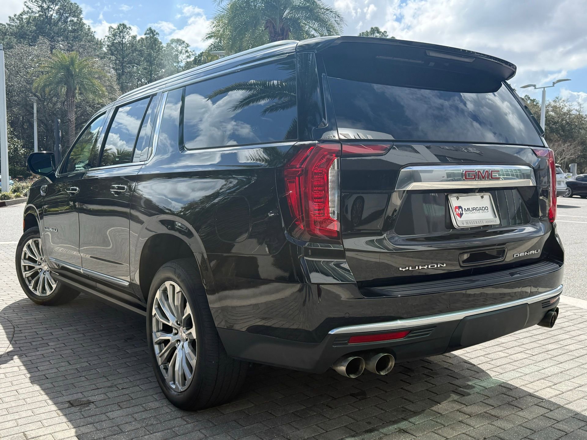 Used 2023 GMC Yukon XL Denali image 2