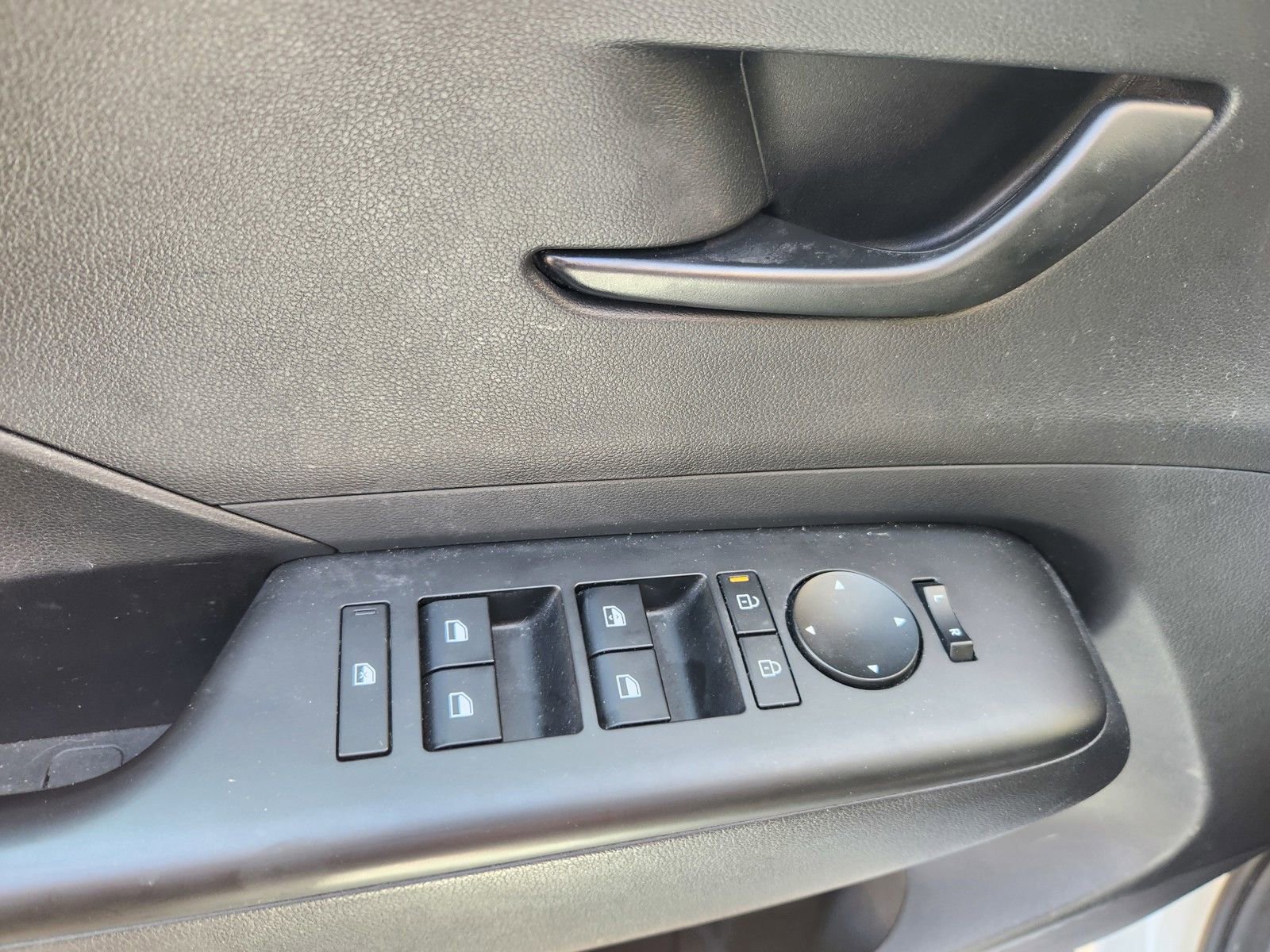 Used 2024 Hyundai Kona SE FWD image 9