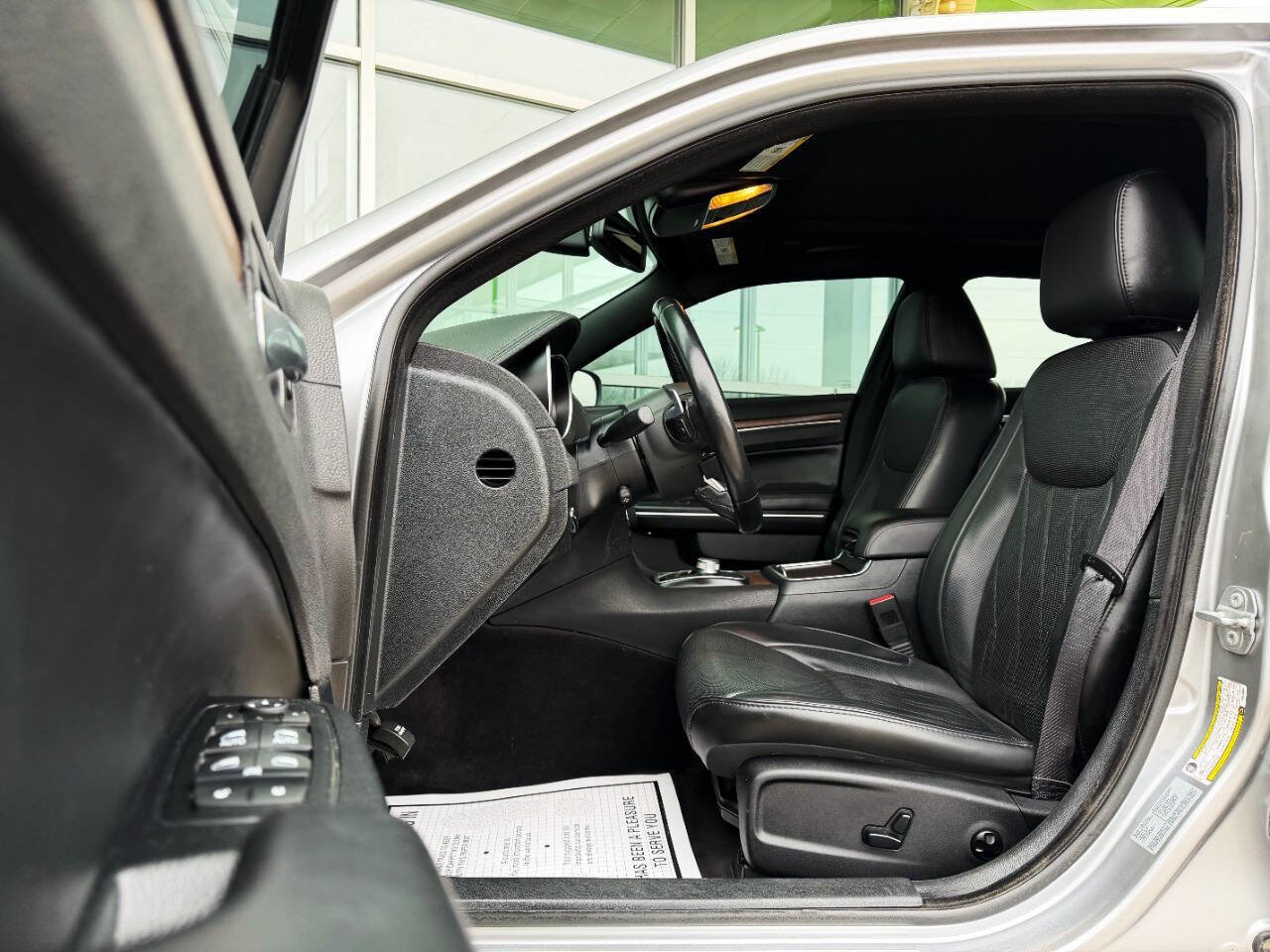 Used 2017 Chrysler 300 C Platinum image 11