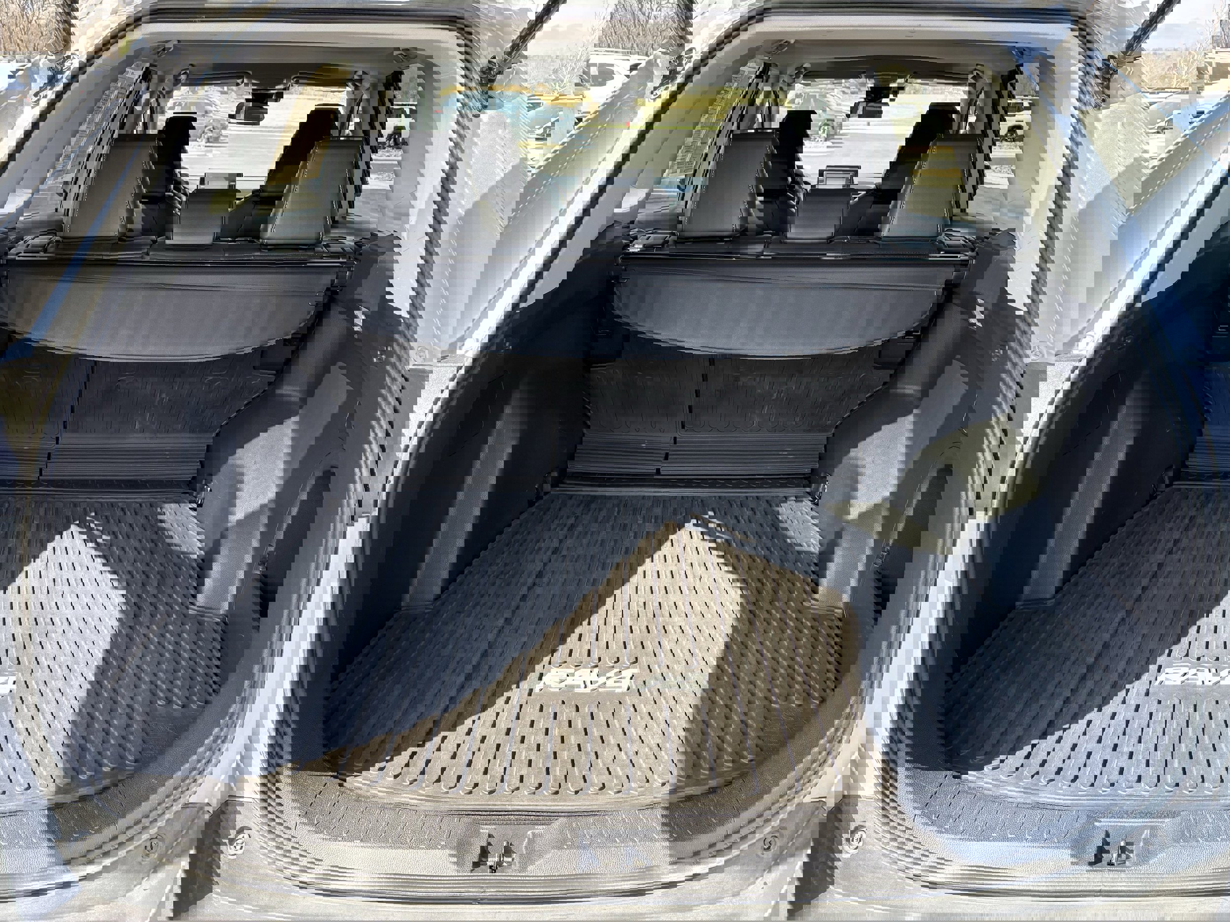 Used 2021 Toyota RAV4 XLE Premium image 12