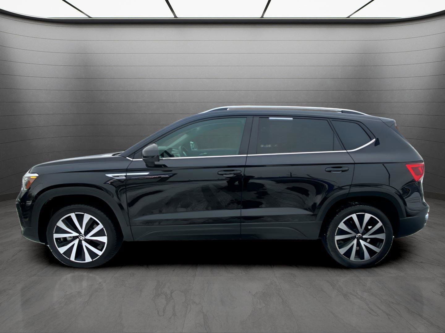 Used 2024 Volkswagen Taos SE image 2