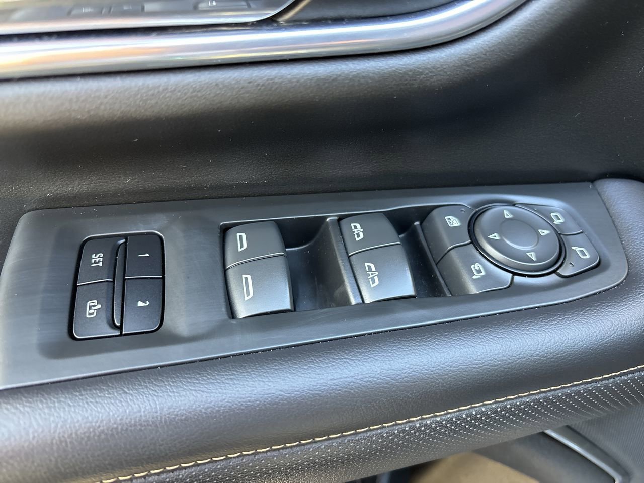 Used 2021 GMC Yukon XL AT4 w/ Technology Package image 18