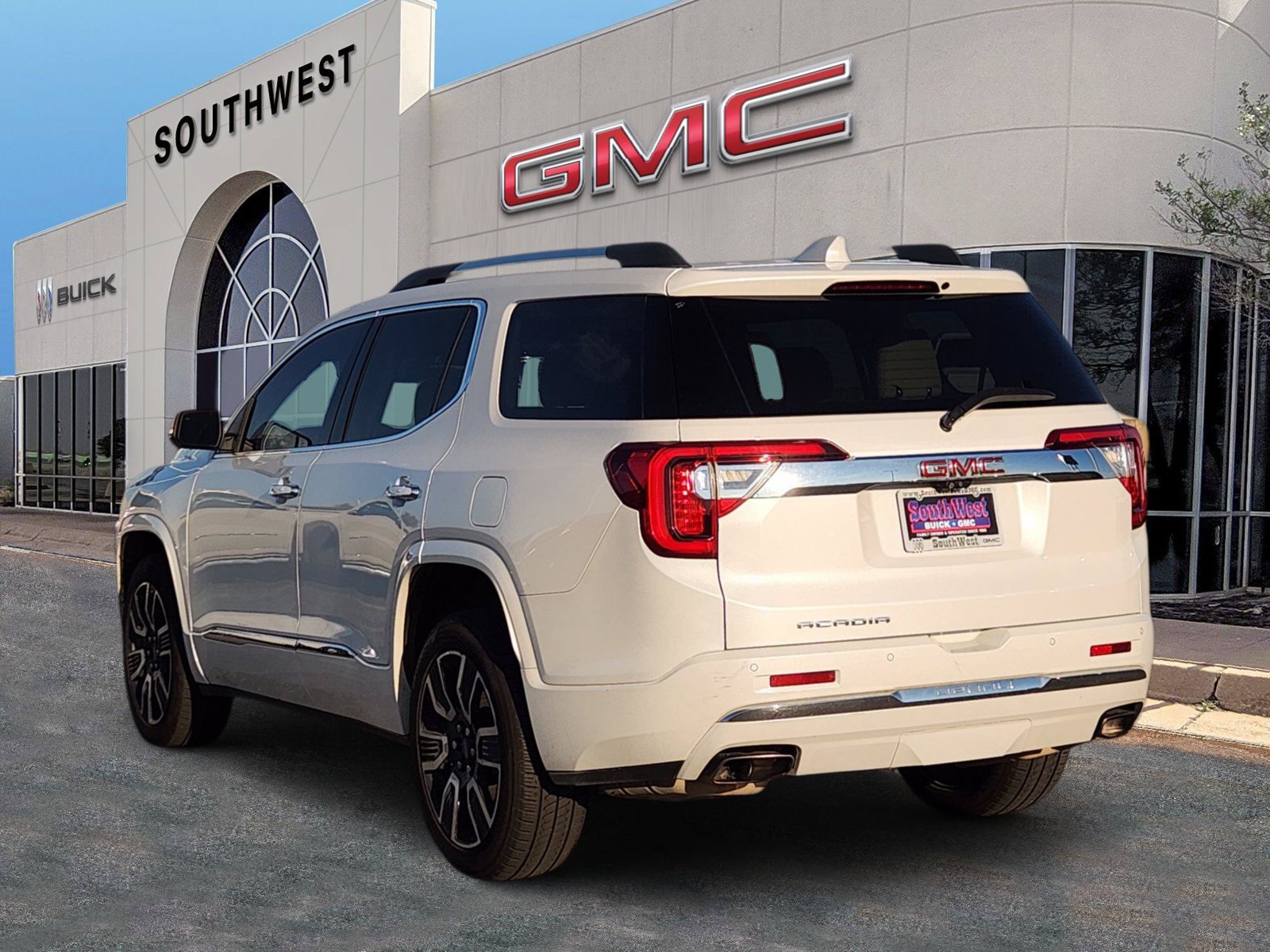 Used 2021 GMC Acadia Denali w/ Denali Technology Package FWD image 4