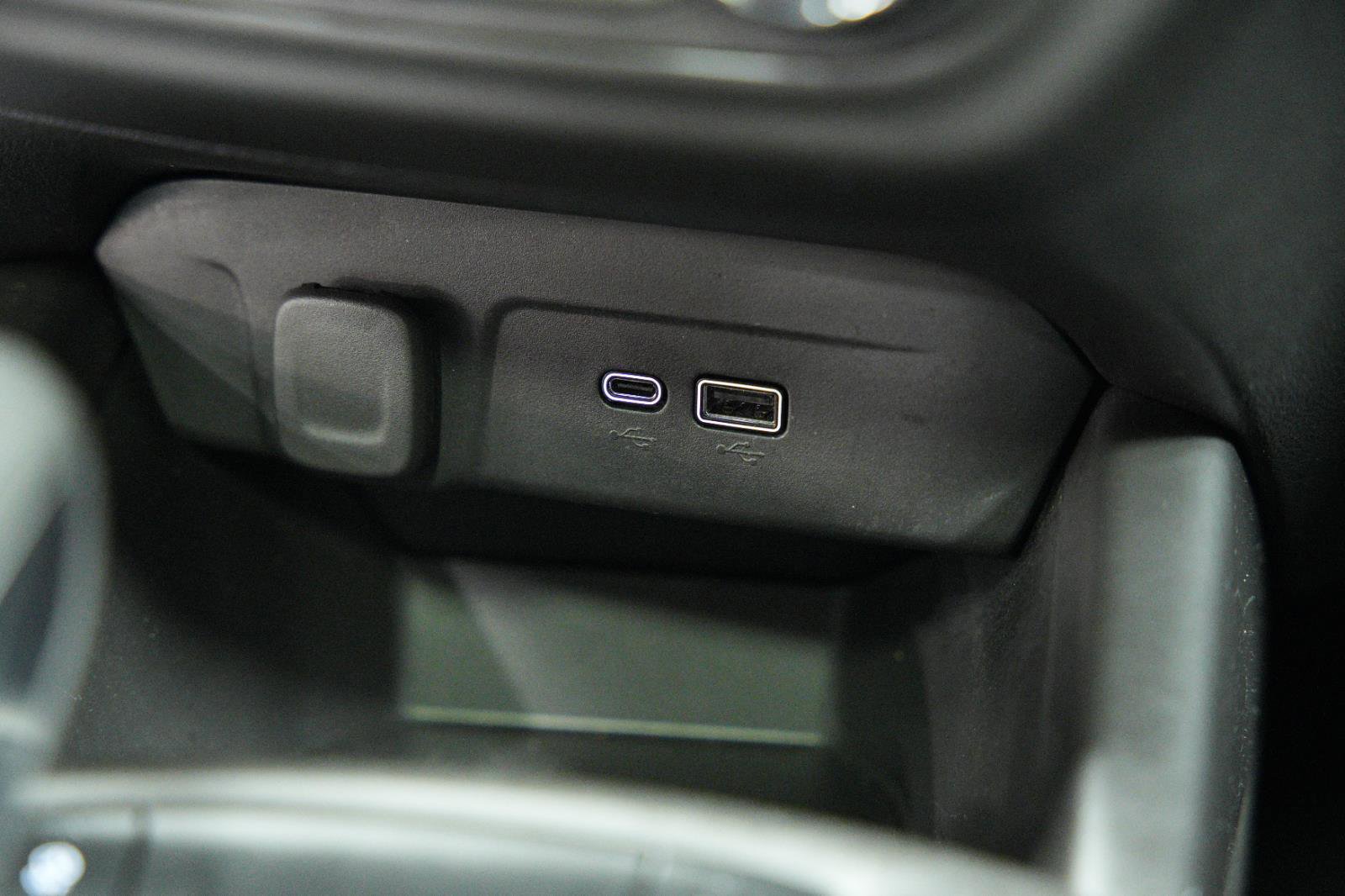 Used 2024 Chevrolet Trax RS w/ Sunroof Package FWD image 38