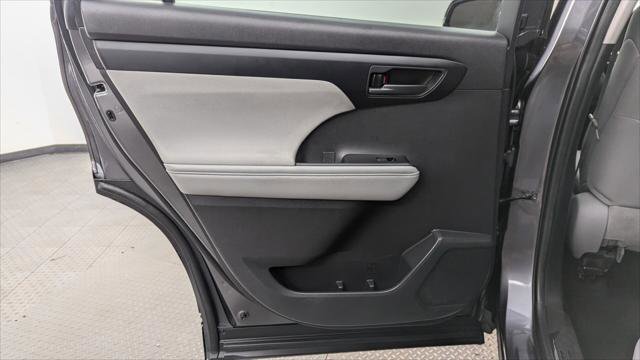 Used 2021 Toyota Highlander L image 16