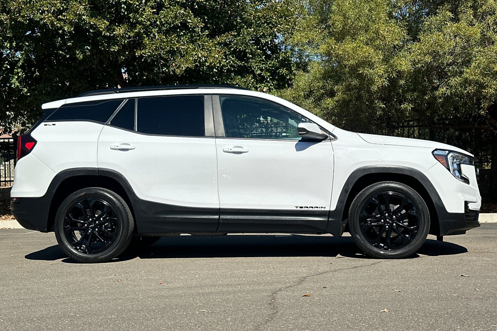 Used 2022 GMC Terrain SLE w/ Driver Convenience Package FWD image 3
