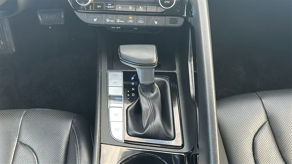 Certified 2025 Hyundai Elantra Limited FWD image 28