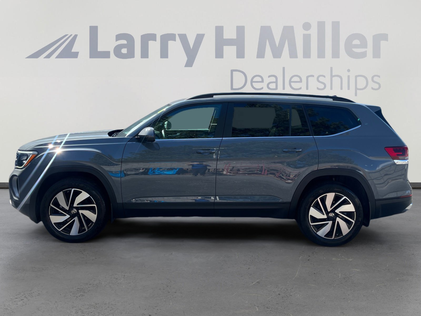 Used 2025 Volkswagen Atlas SE image 2