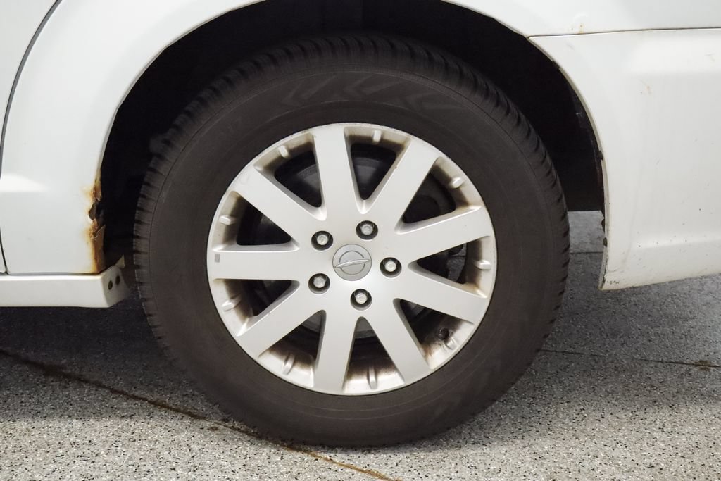 Used 2014 Chrysler Town & Country Touring FWD image 13