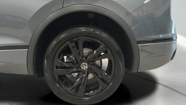 Certified 2024 Volkswagen Tiguan SE R-Line AWD/4WD image 28