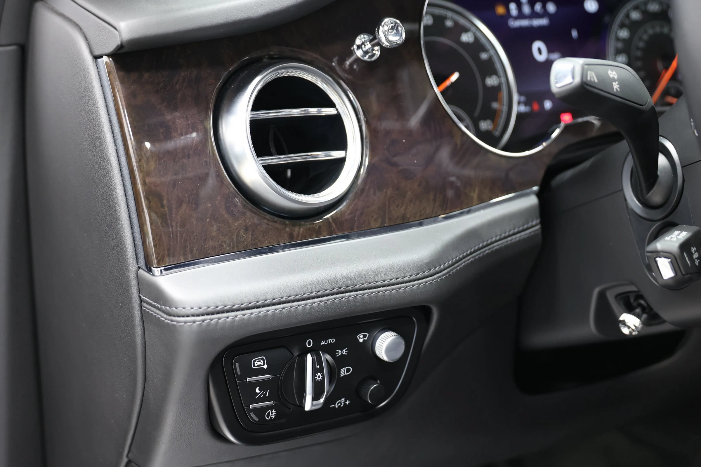 Used 2020 Bentley Bentayga Plug-In Hybrid AWD/4WD image 23