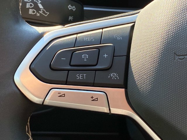 Used 2023 Volkswagen Tiguan SE w/ Panoramic Sunroof Package FWD image 21