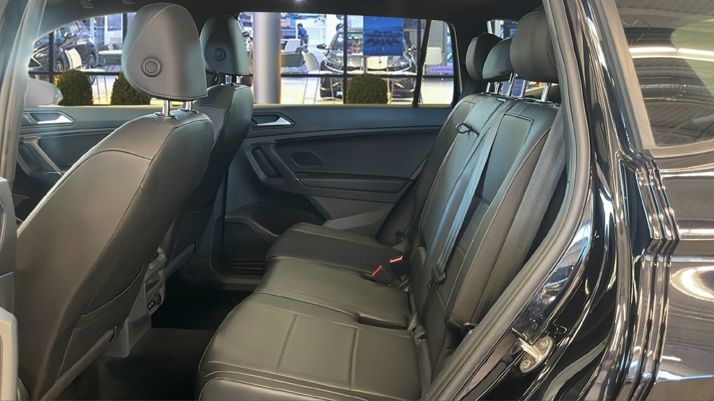Used 2020 Volkswagen Tiguan SE R-Line AWD/4WD image 18