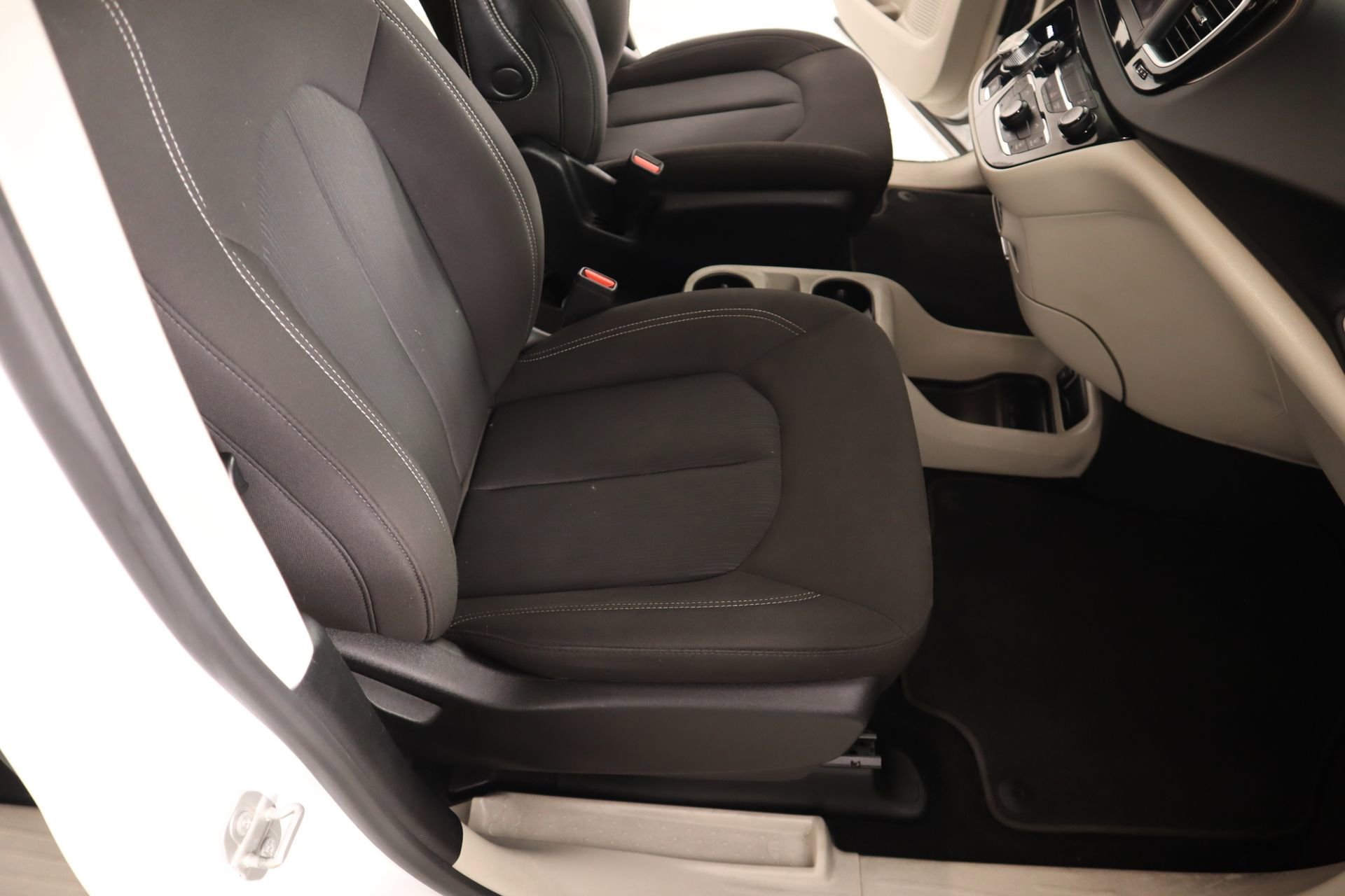 Used 2024 Chrysler Voyager LX image 13