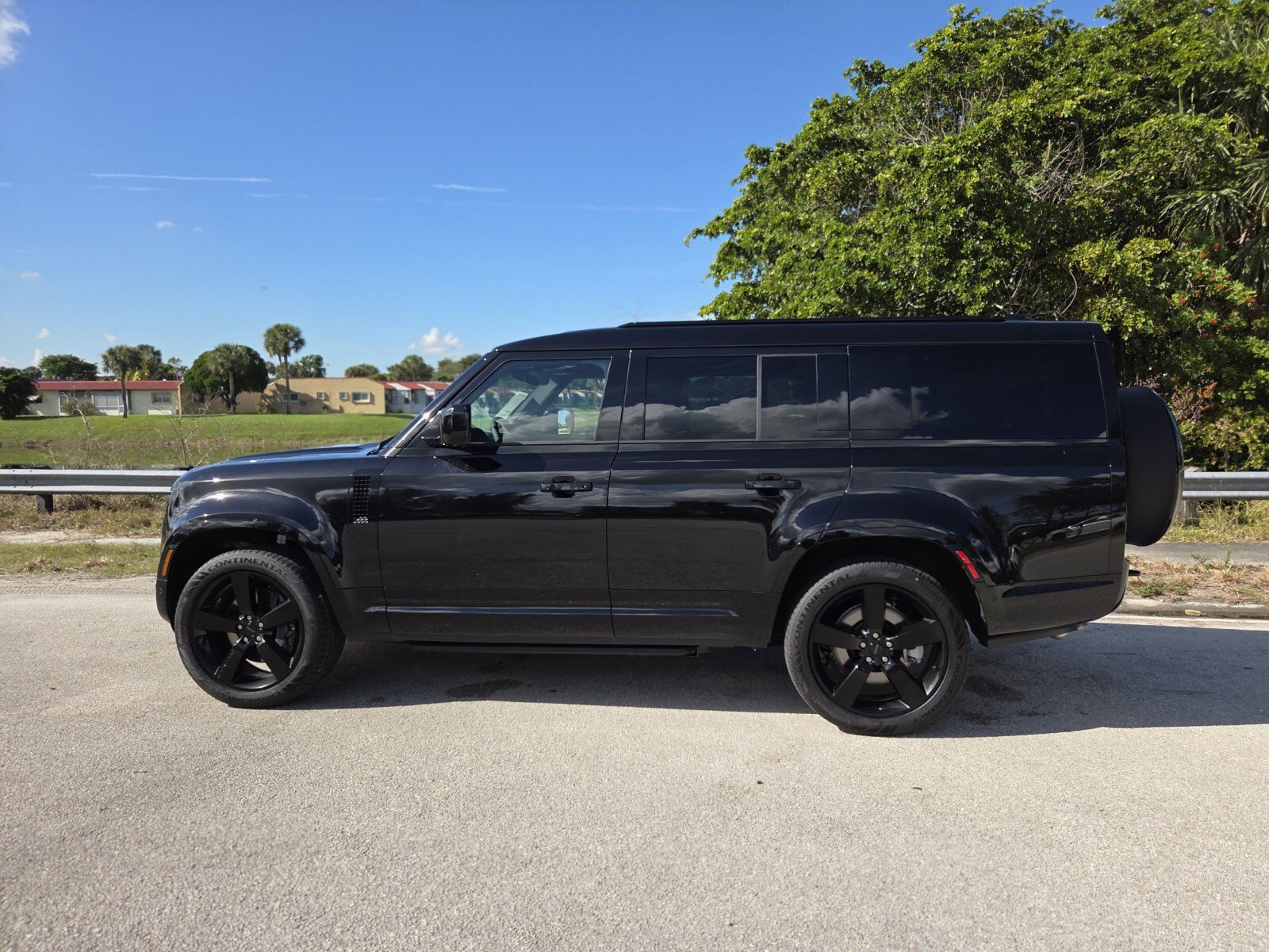 New 2026 Land Rover Defender 130 X-Dynamic SE image 4
