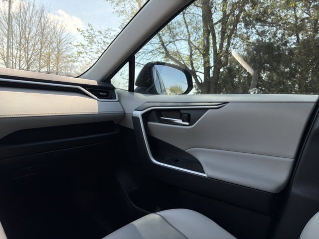 Used 2025 Toyota RAV4 XLE Premium image 25