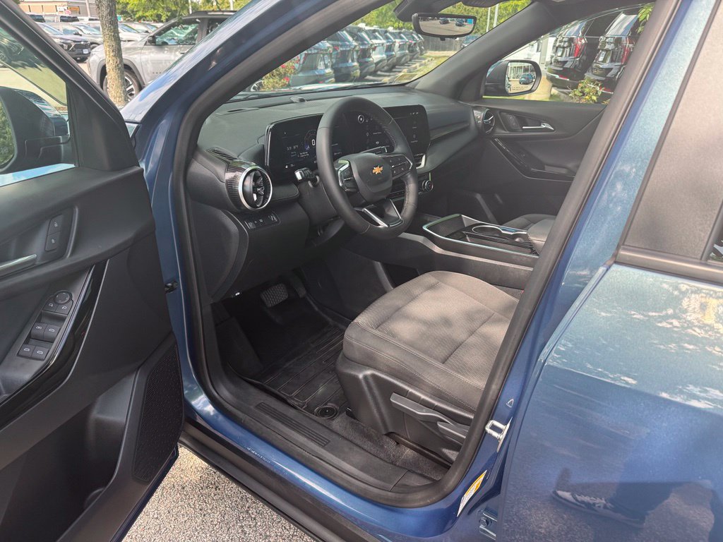 Used 2025 Chevrolet Equinox LT w/ Safety and Technology Package FWD image 12