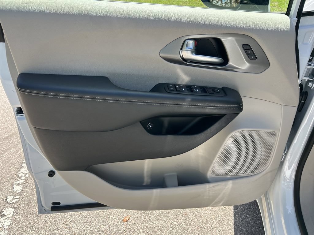 Used 2024 Chrysler Pacifica Limited FWD image 17