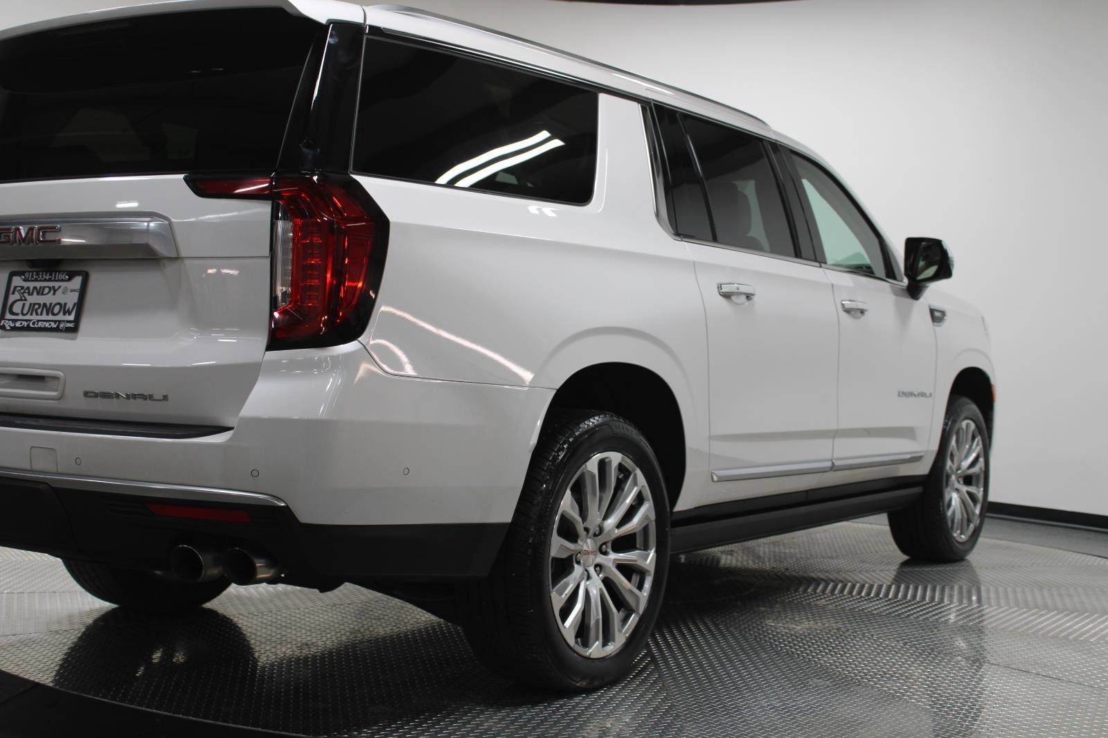 Used 2024 GMC Yukon XL Denali w/ Advanced Technology Package image 13