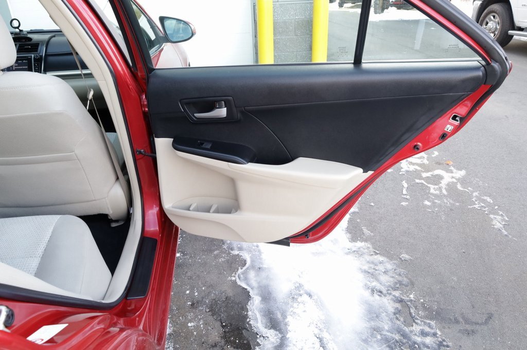 Used 2013 Toyota Camry LE image 18