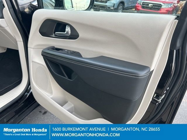 Used 2024 Chrysler Pacifica Touring-L image 36