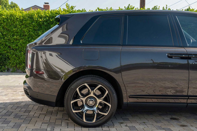 Used 2020 Rolls-Royce Cullinan Black Badge image 10