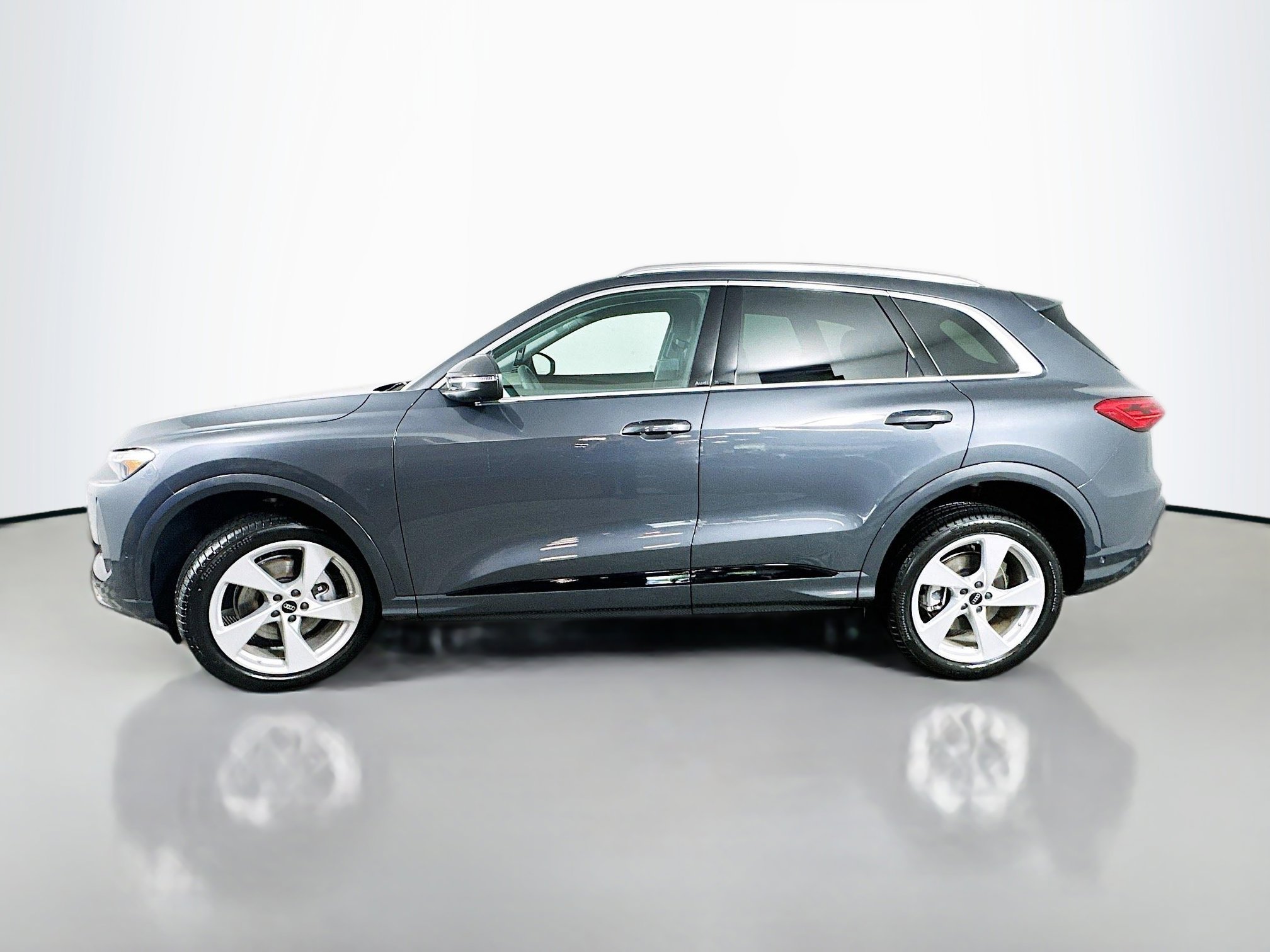 Certified 2025 Audi Q5 Premium Plus image 4