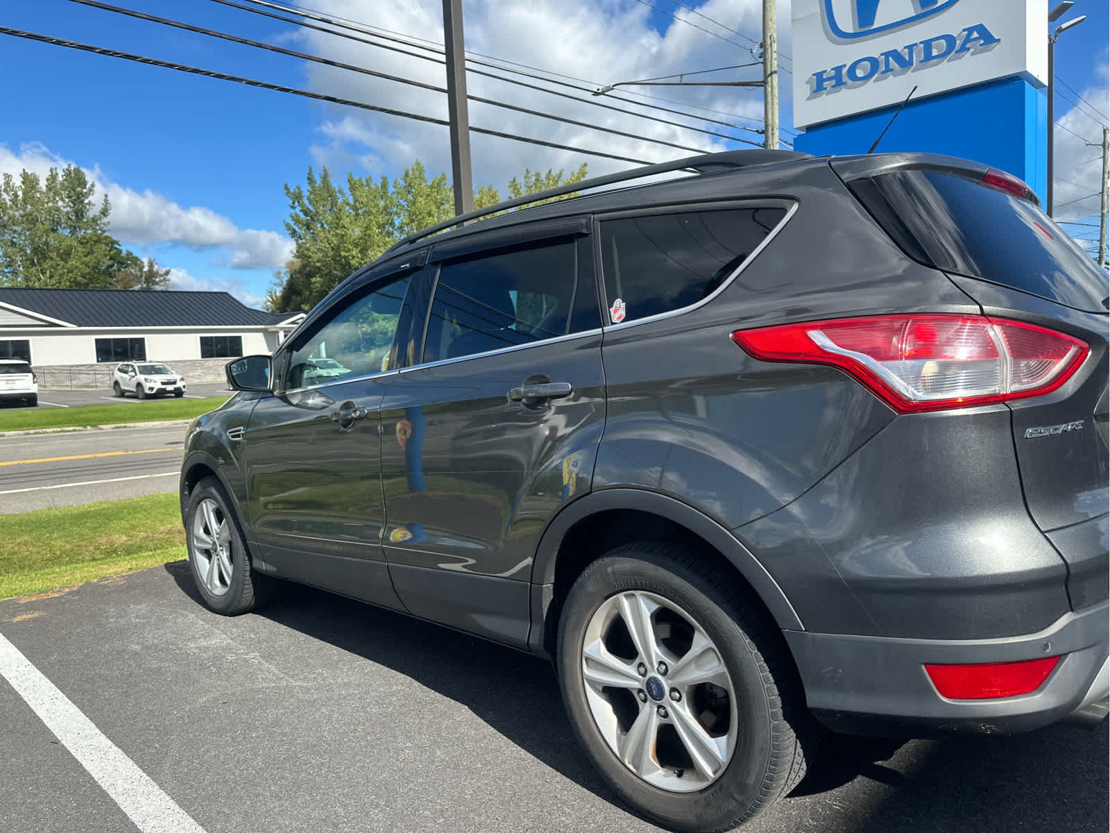Used 2016 Ford Escape SE w/ Equipment Group 201A AWD/4WD image 3