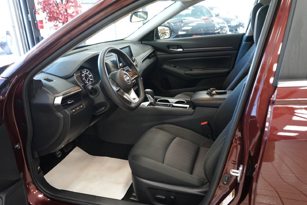 Used 2024 Nissan Altima 2.5 SV FWD image 24