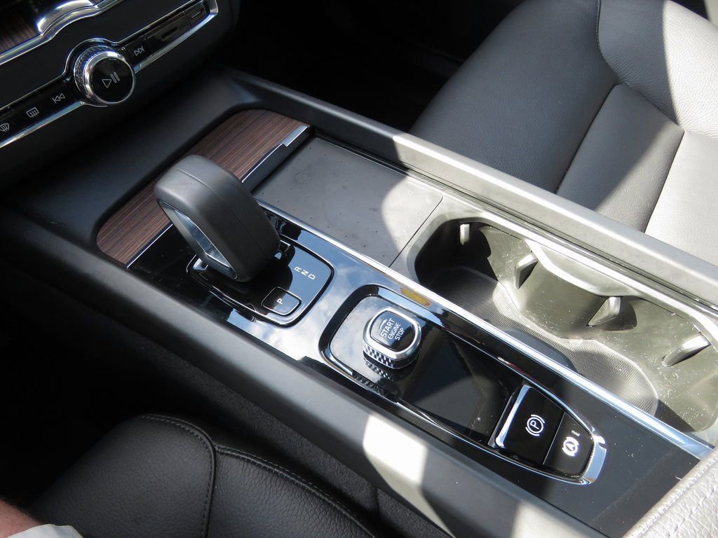 Used 2022 Volvo XC60 B5 Momentum image 25