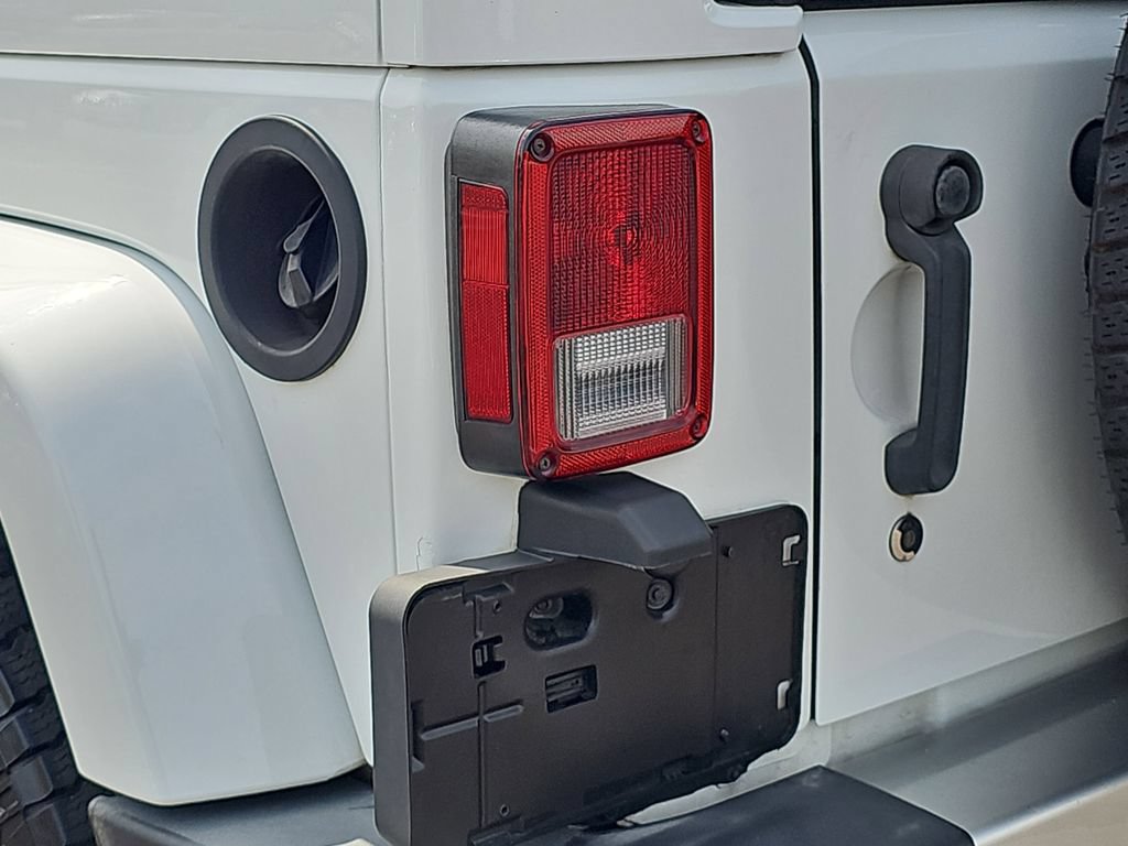 Used 2018 Jeep Wrangler Unlimited Sahara w/ Connectivity Group AWD/4WD image 34