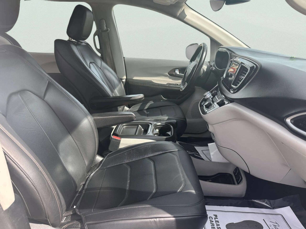 Used 2018 Chrysler Pacifica Touring-L FWD image 17
