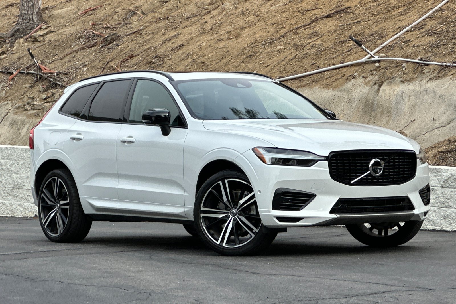 Used 2021 Volvo XC60 T8 R-Design w/ Advanced Package AWD/4WD image 2