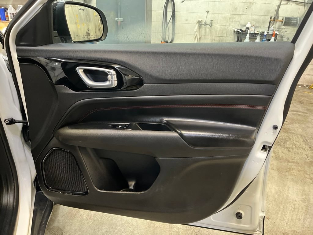 Used 2025 Jeep Compass Trailhawk AWD/4WD image 34