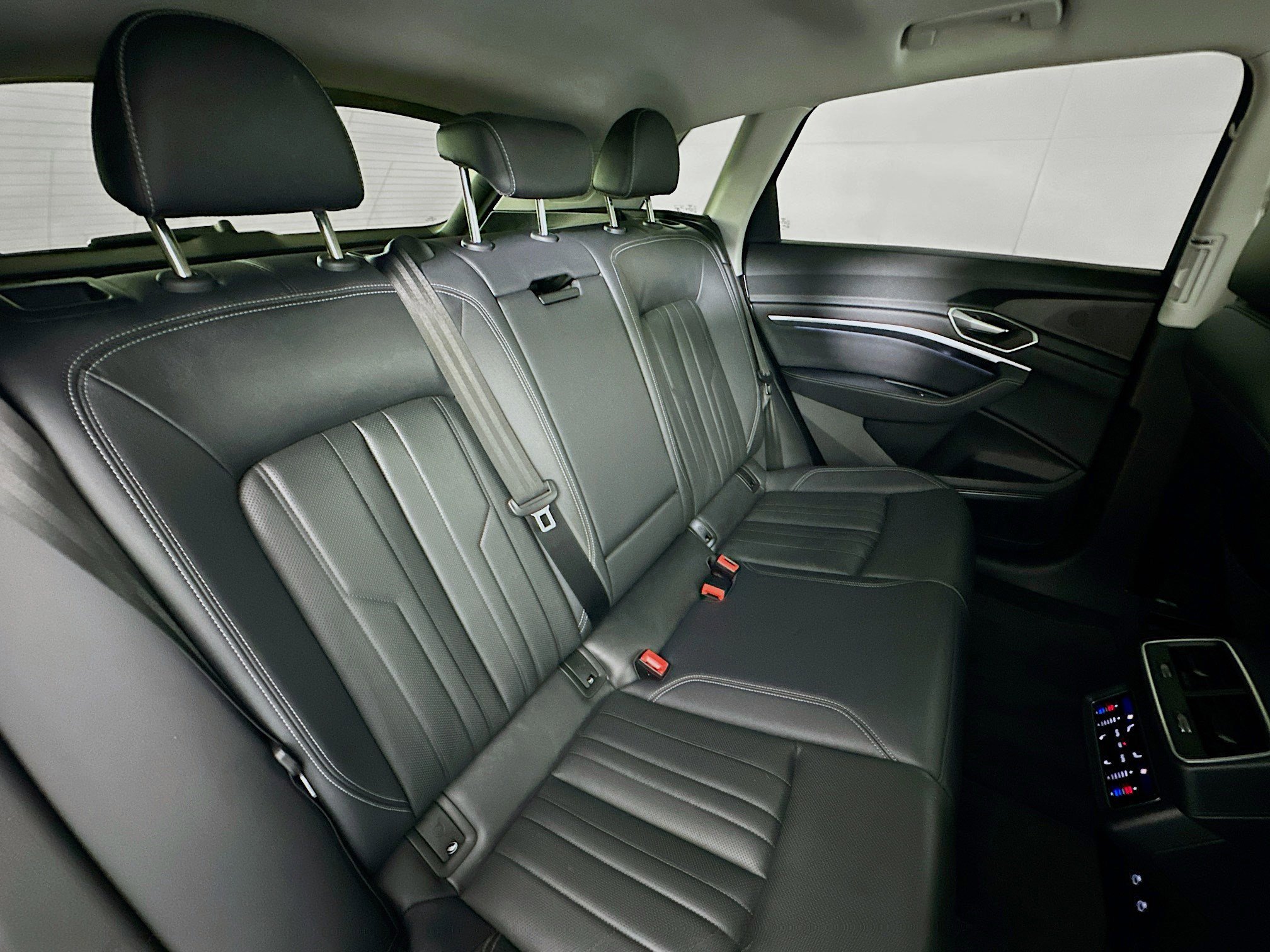 Used 2024 Audi Q8 e-tron Premium Plus w/ Premium Plus Package image 28