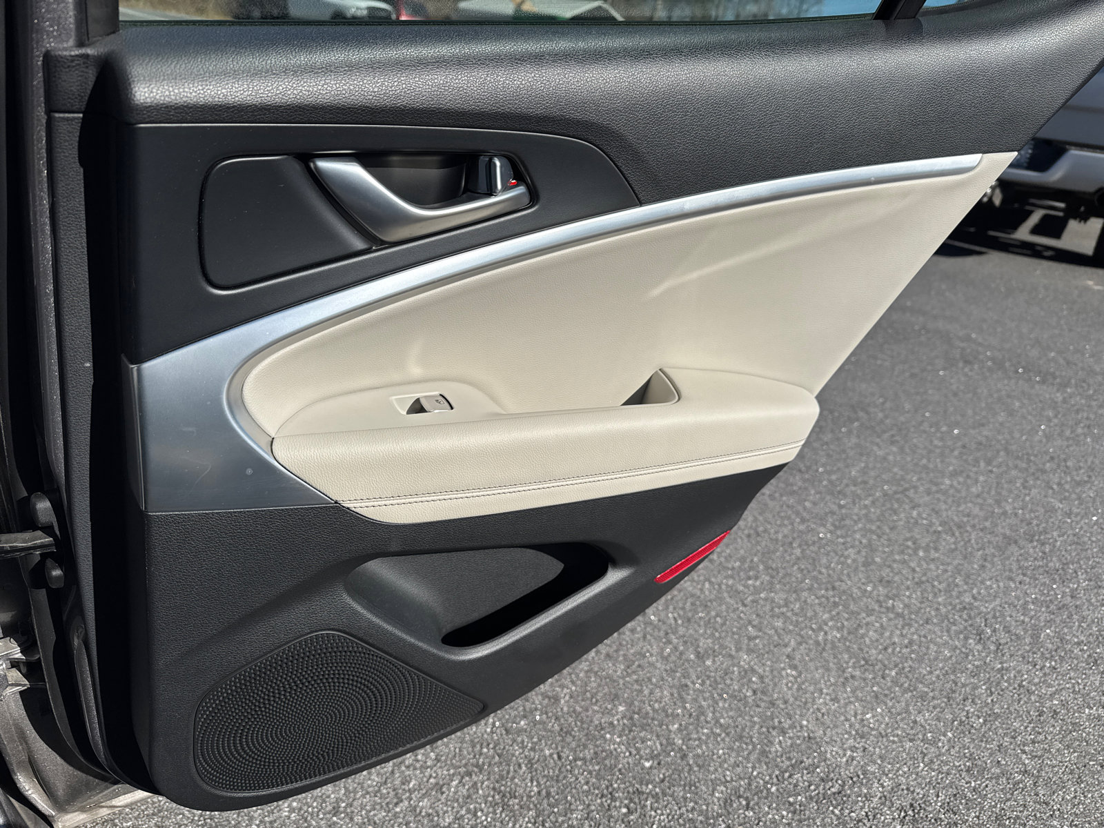 Used 2025 Genesis G70 2.5T image 14