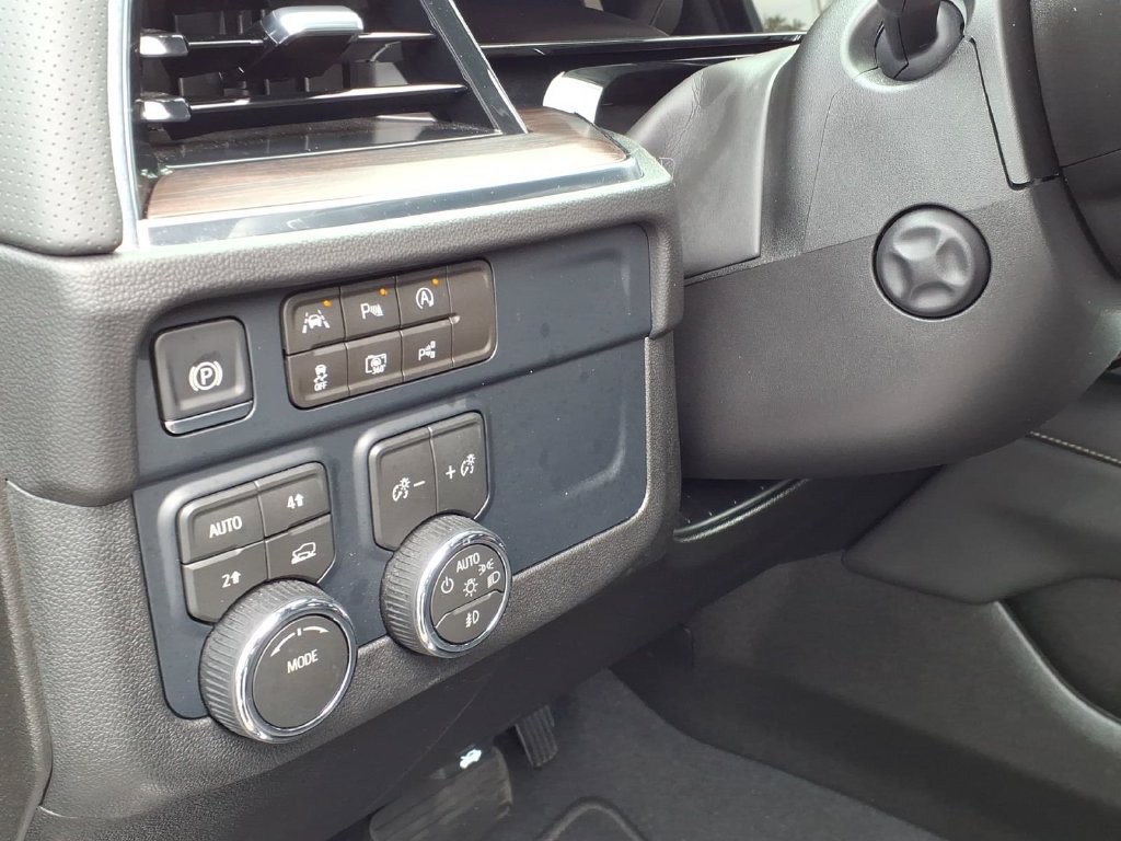 Used 2026 Chevrolet Suburban Premier AWD/4WD image 25