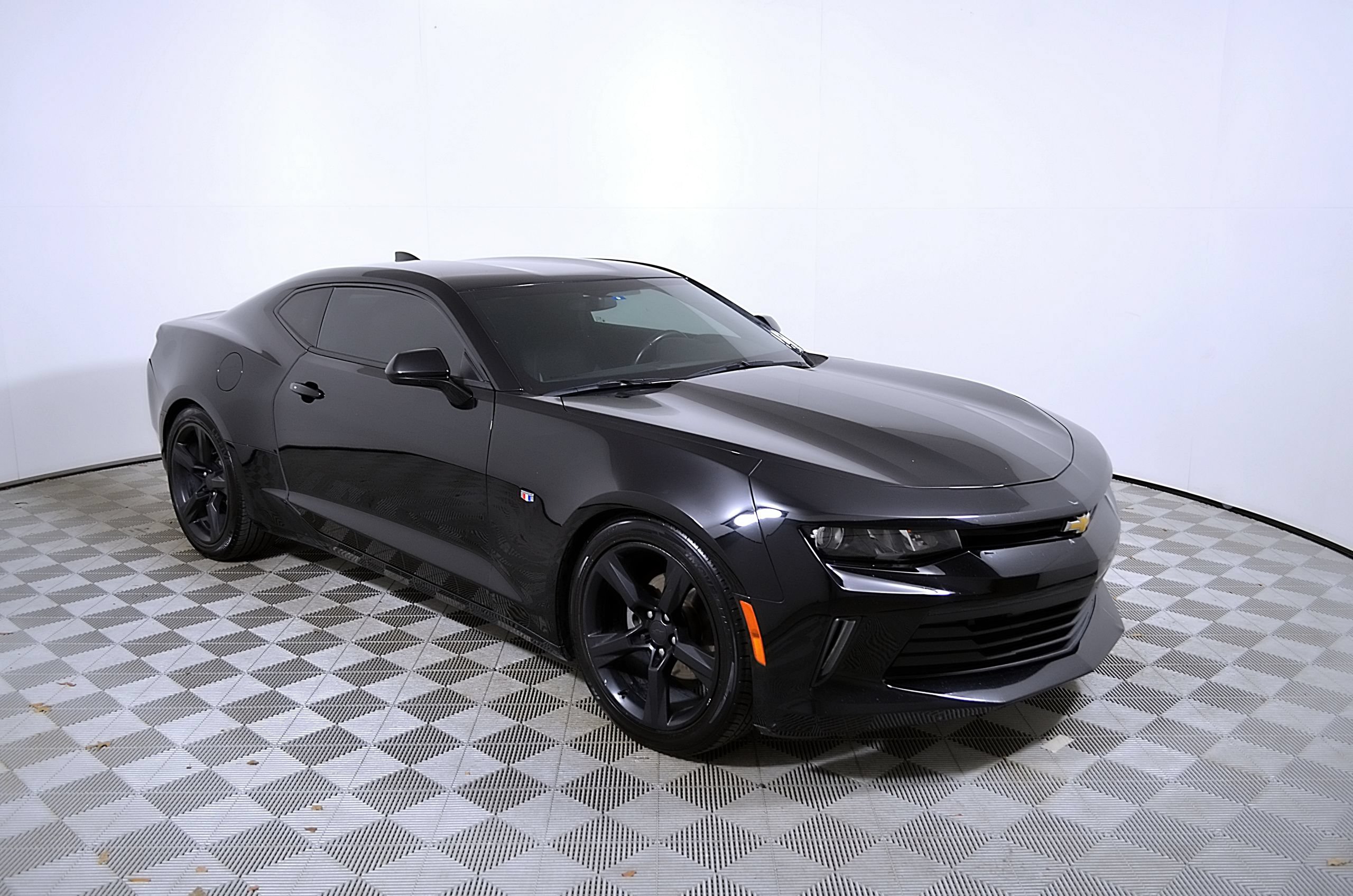Used 2018 Chevrolet Camaro LT RWD image 6