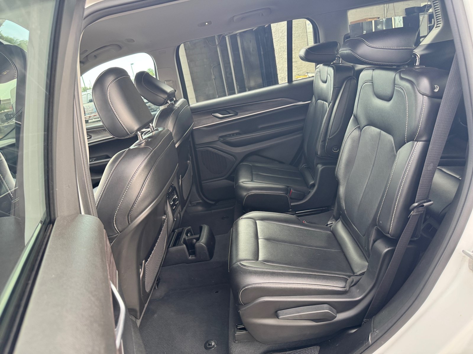 Used 2023 Jeep Grand Cherokee L Limited w/ Black Appearance Package AWD/4WD image 27