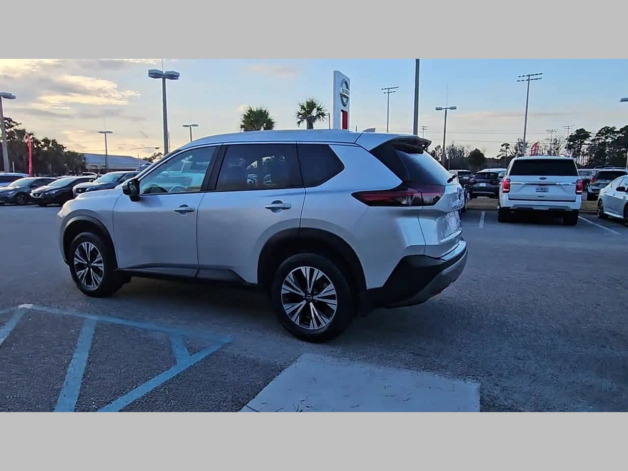 Used 2023 Nissan Rogue SV w/ SV Premium B Package image 31