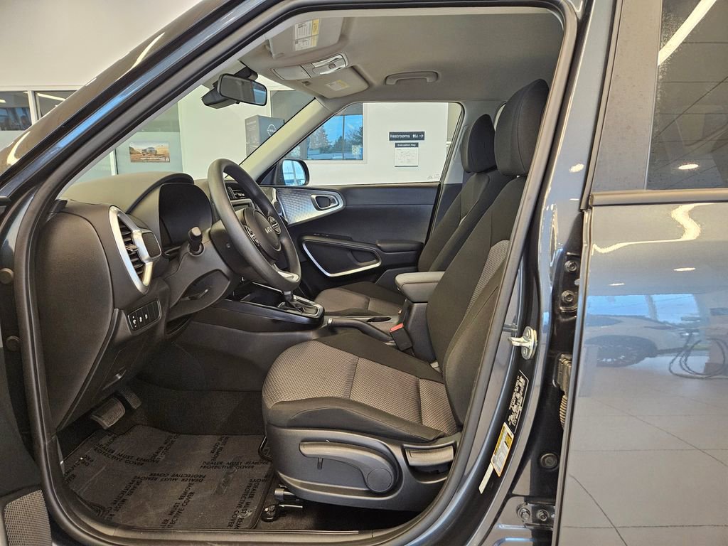 Used 2025 Kia Soul LX w/ LX Technology Package FWD image 14