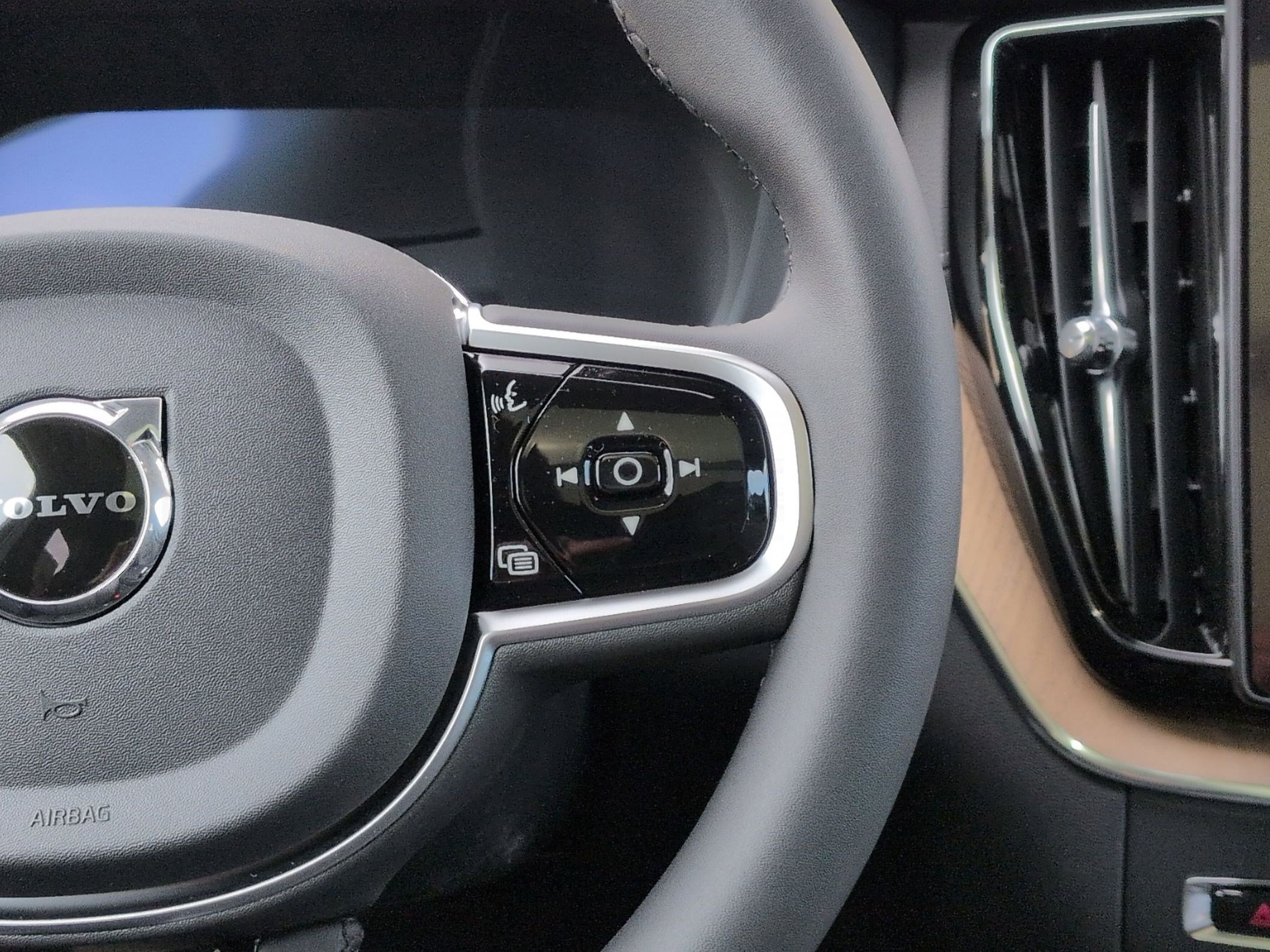 New 2026 Volvo XC60 B5 Ultra w/ Protection Package Premier image 14