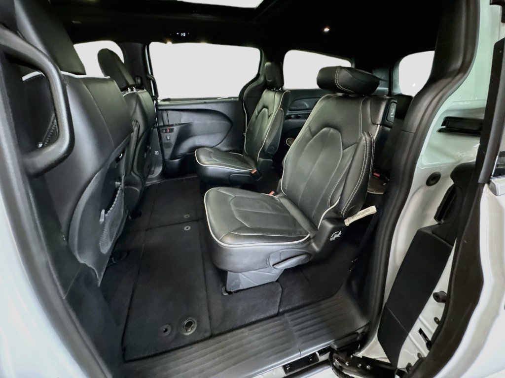 Used 2026 Chrysler Pacifica Limited FWD image 28