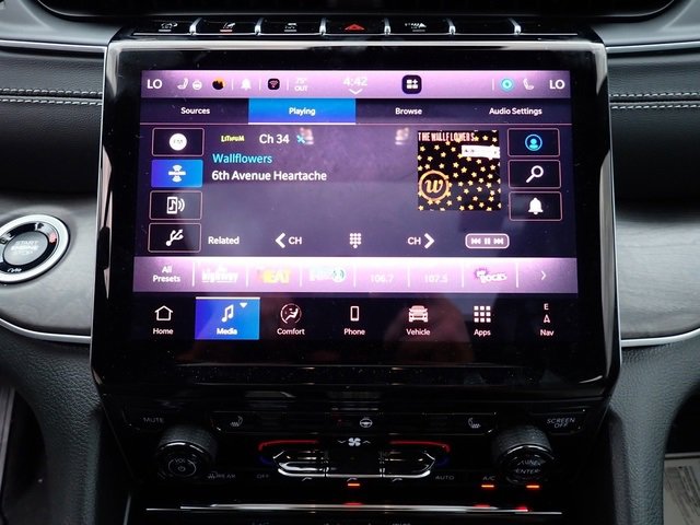 New 2025 Jeep Grand Cherokee Limited w/ Black Appearance Package image 21