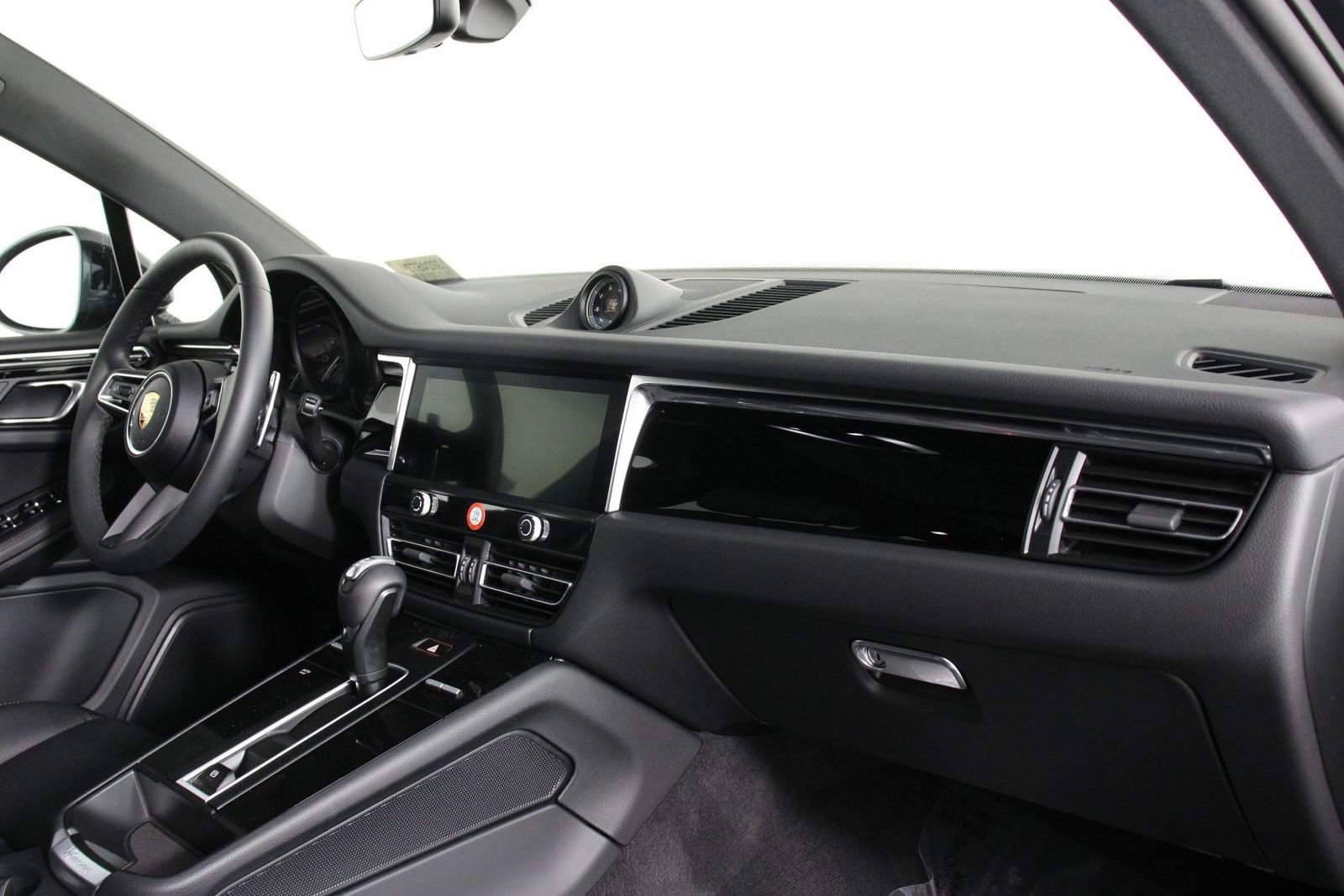 Certified 2025 Porsche Macan image 24