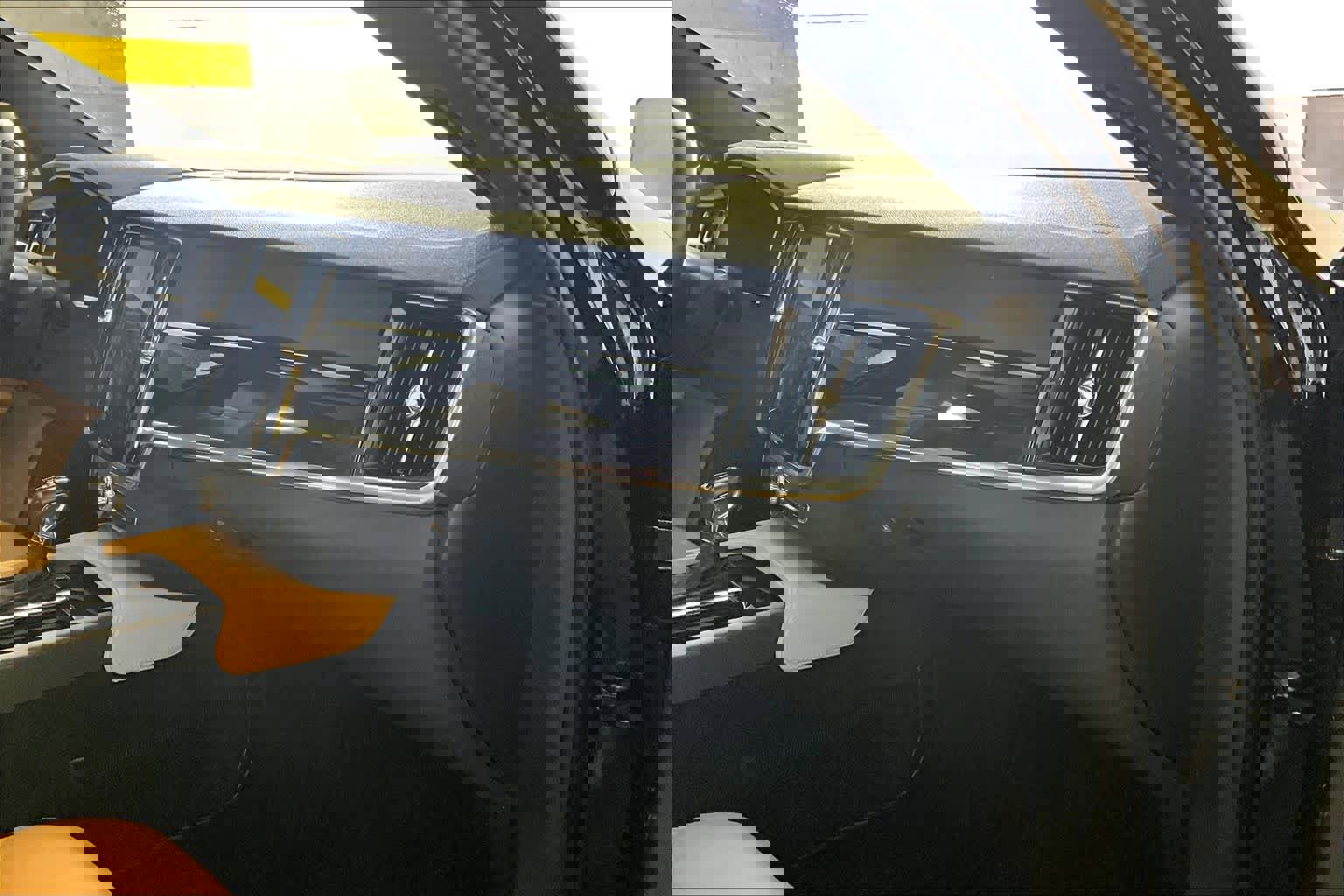 Used 2018 Volvo S90 T6 Momentum image 18