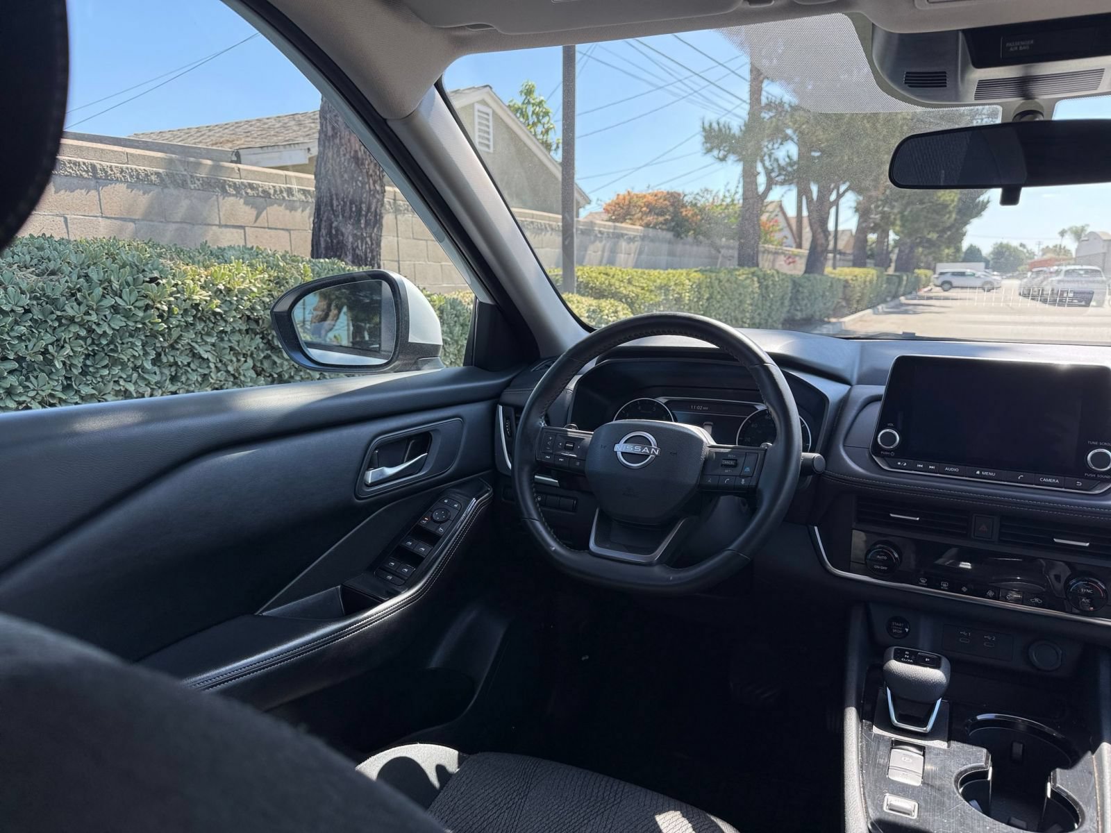 Used 2025 Nissan Rogue SV FWD image 32